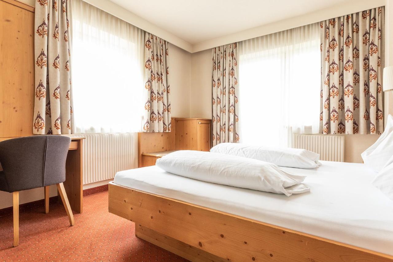 Hotel Zum Hirschen Имст Екстериор снимка